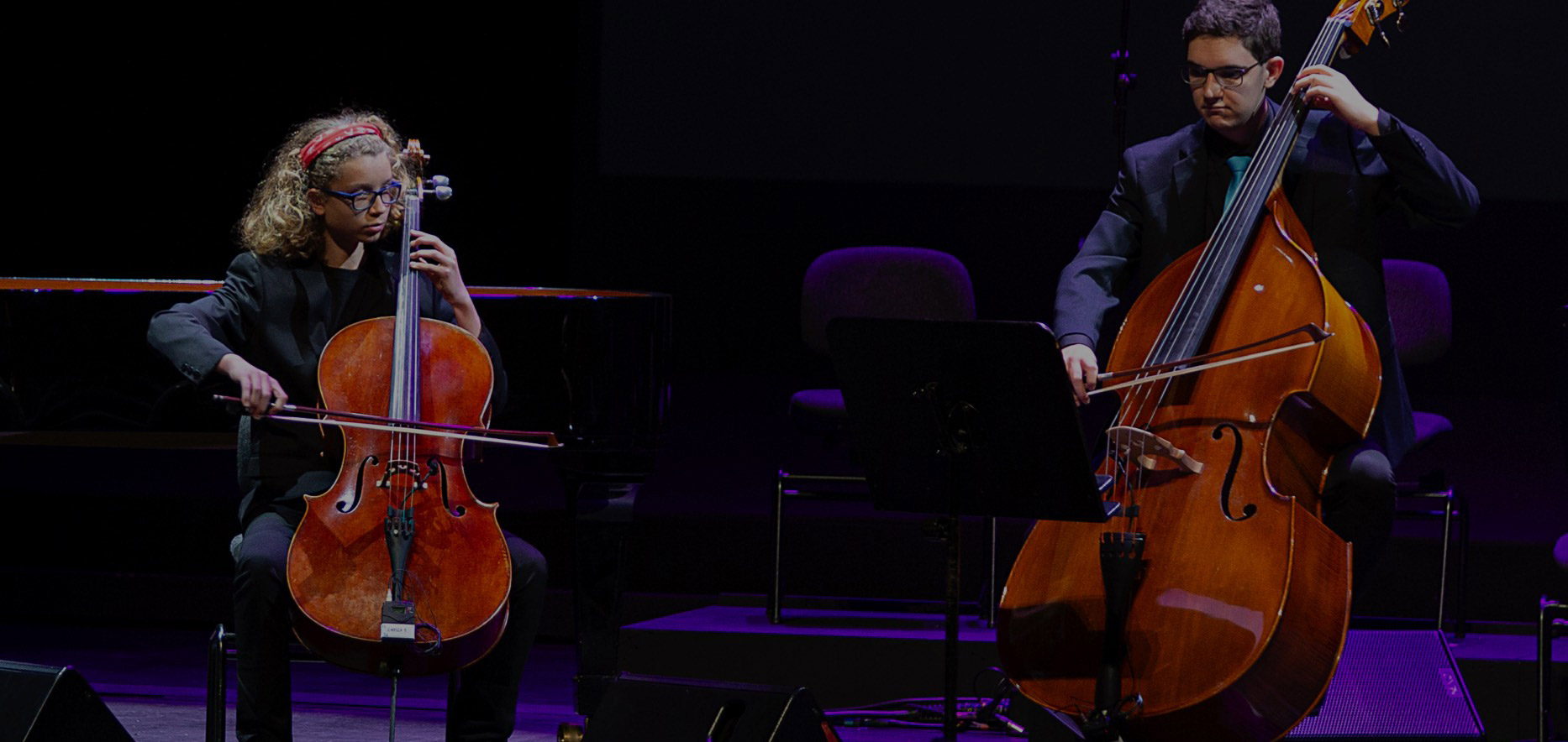 Dos músicos tocando el contrabajo